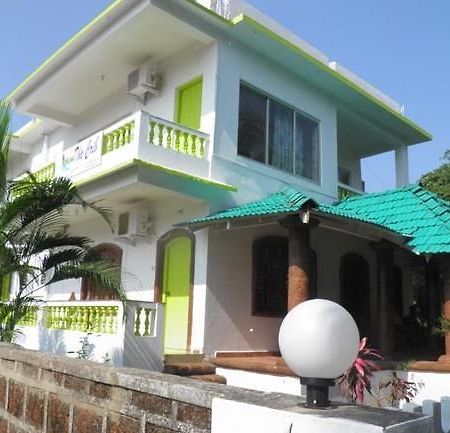 The Crib Hotel Морджим Екстериор снимка